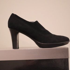 Gently used black stretch suede Aquatalia ROSETTE weatherproof high heels size 8